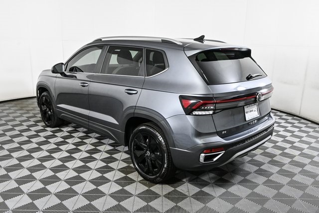 2025 Volkswagen Taos SE photo 3