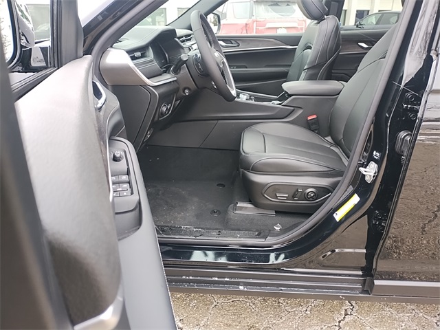 2025 Jeep Grand Cherokee Limited photo 2