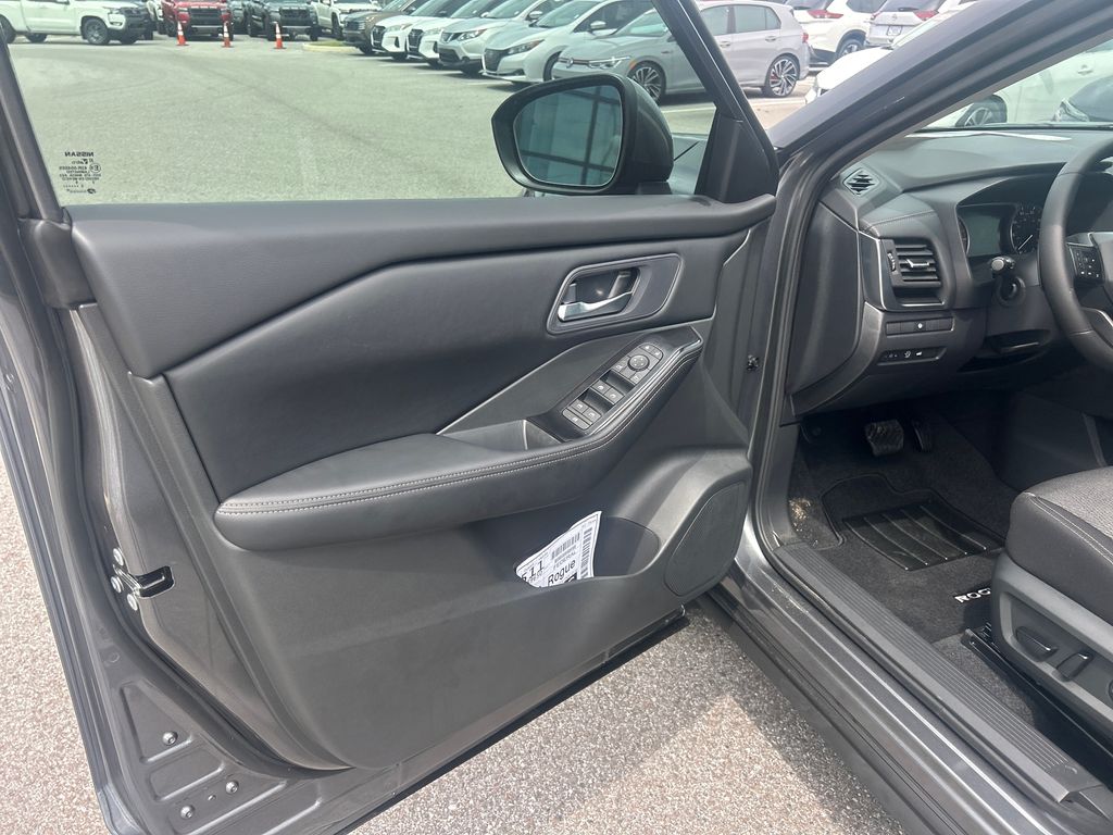 2026 Nissan Rogue SV photo 12