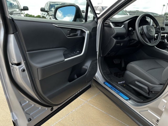 2025 Toyota RAV4 LE photo 9