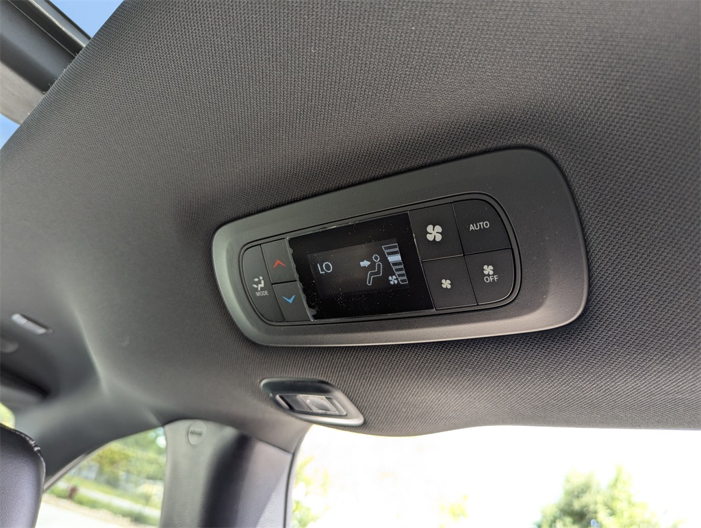 2026 Chrysler Pacifica photo 33