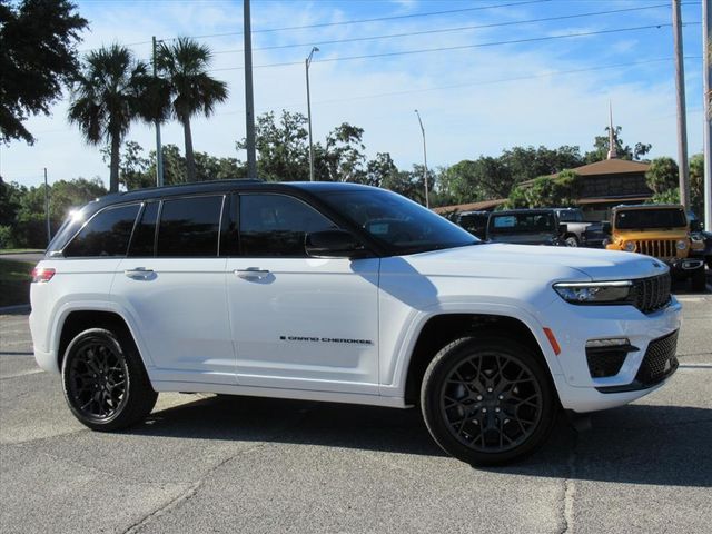 2025 Jeep Grand Cherokee Summit photo 2