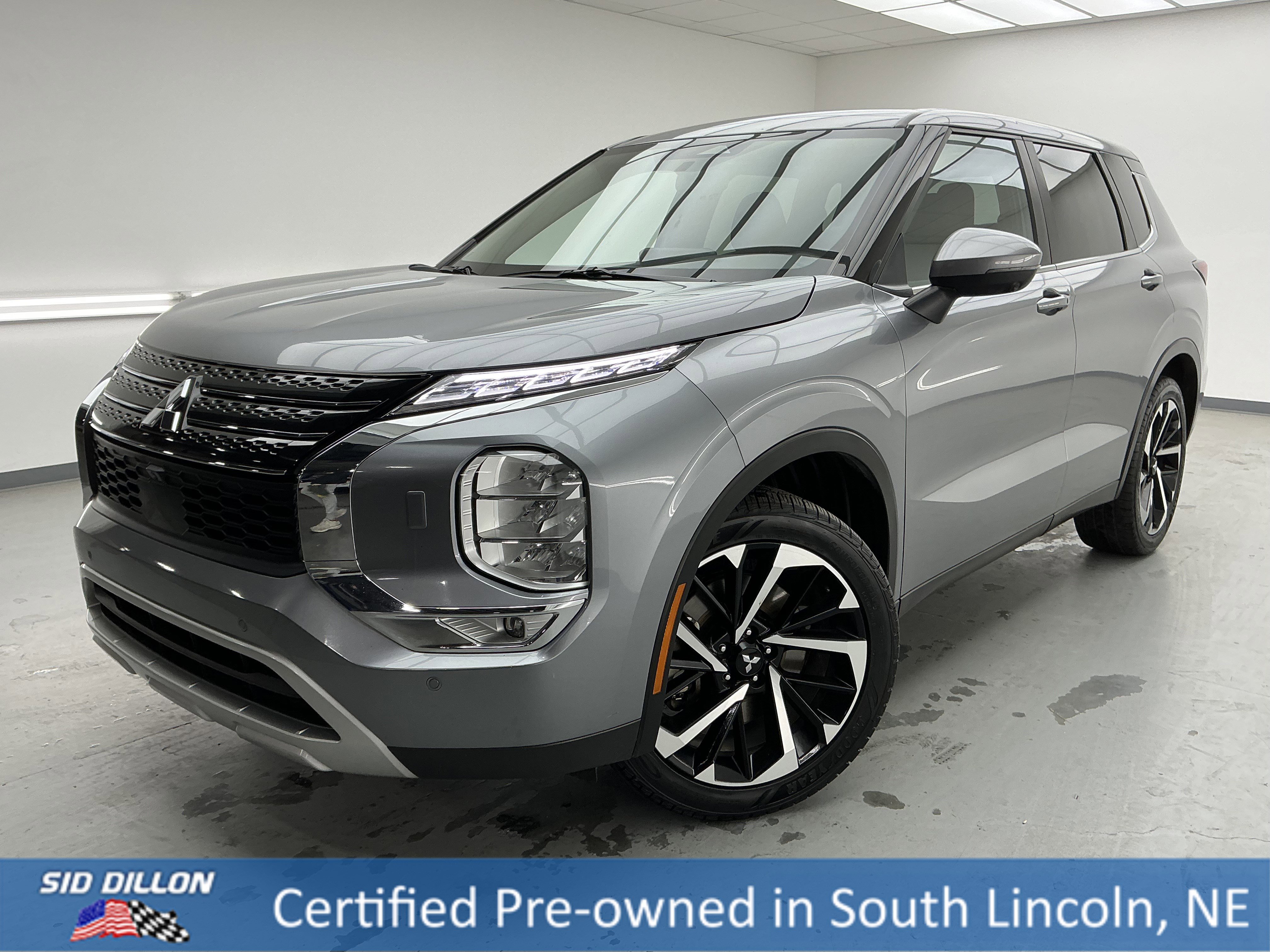 2024 Mitsubishi Outlander SE's photo