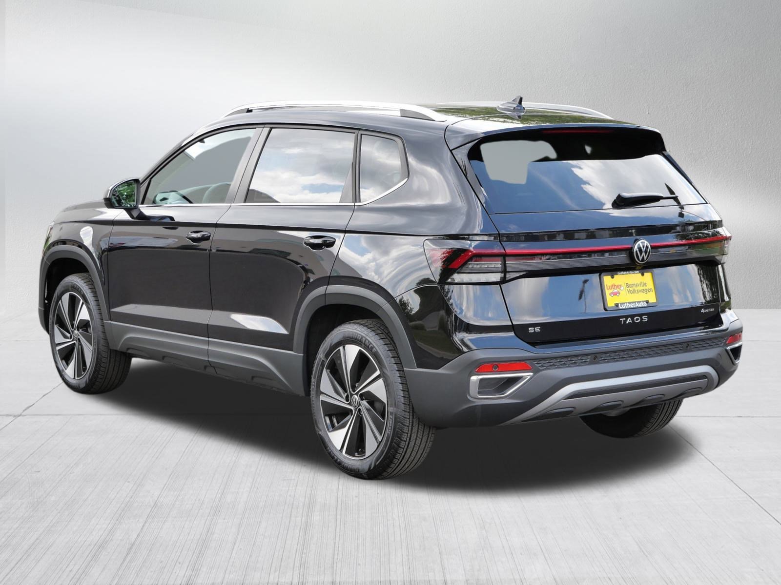 2025 Volkswagen Taos SE photo 3