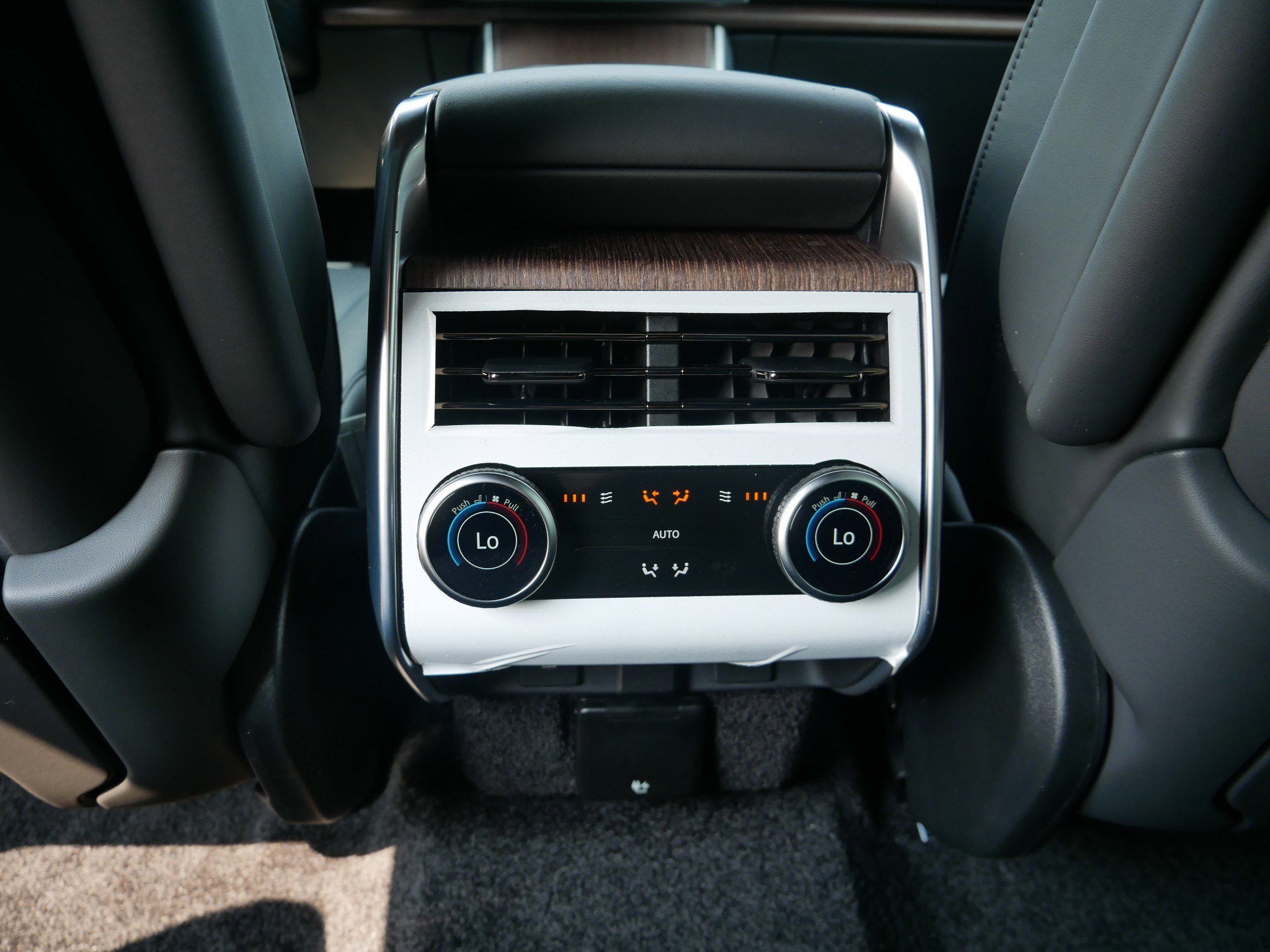 2025 Land Rover Range Rover SE photo 6