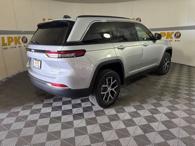 2025 Jeep Grand Cherokee Limited photo 3