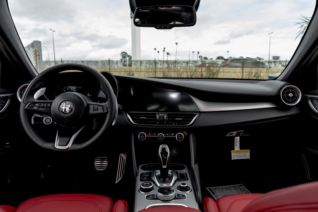 2025 Alfa Romeo Giulia Base photo 28