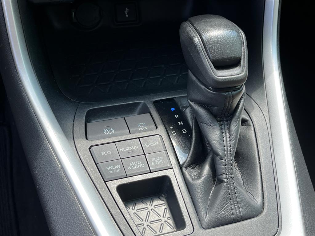 2021 Toyota RAV4 LE photo 12
