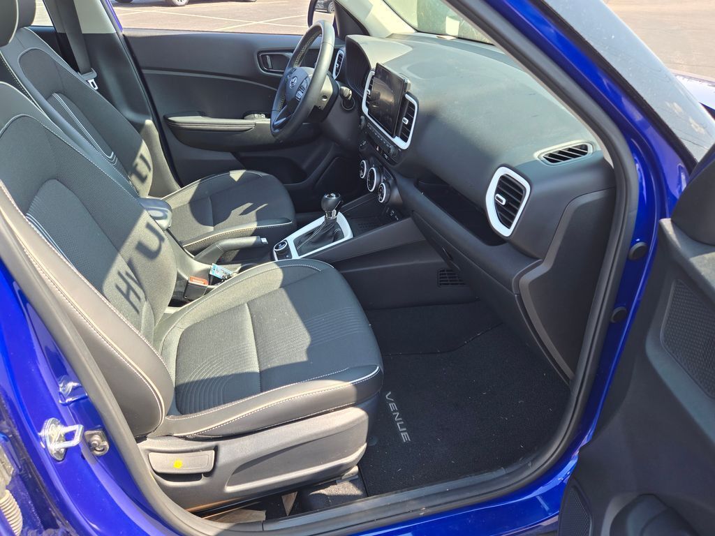 2024 Hyundai Venue Limited photo 4