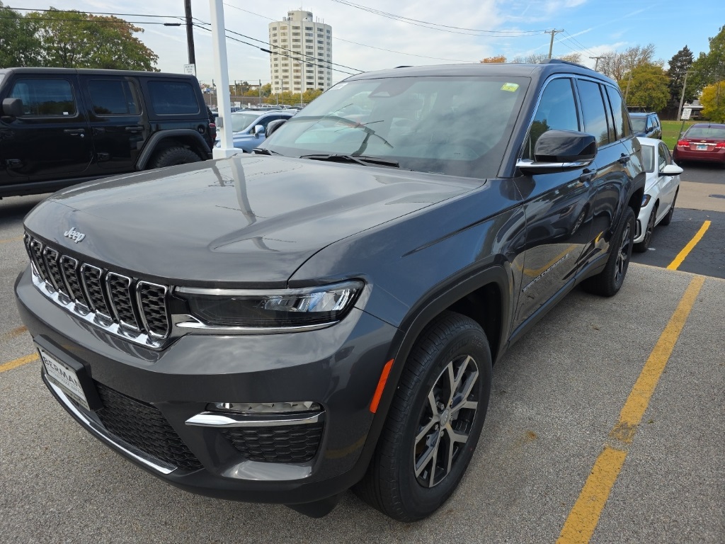 2025 Jeep Grand Cherokee Limited photo 3