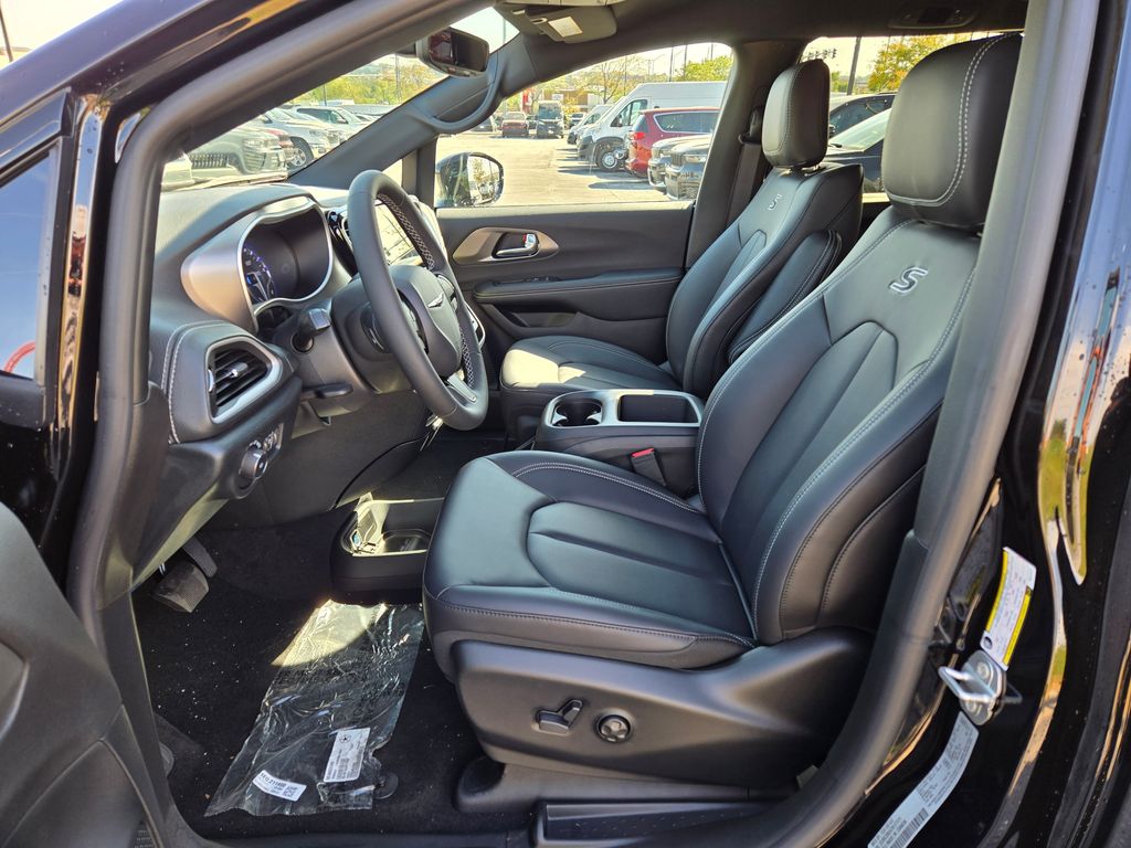 2026 Chrysler Pacifica photo 13