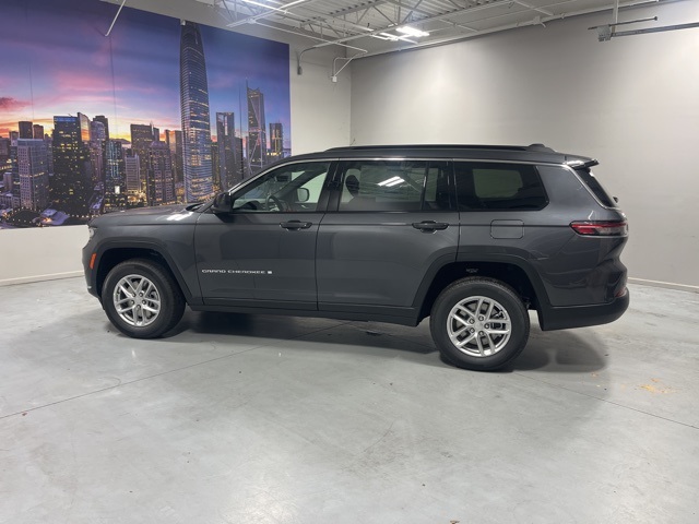 2025 Jeep Grand Cherokee Laredo photo 3