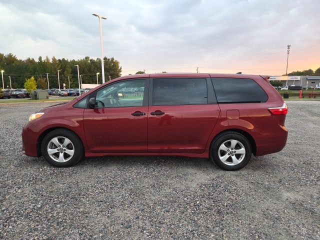 2020 Toyota Sienna L photo 2