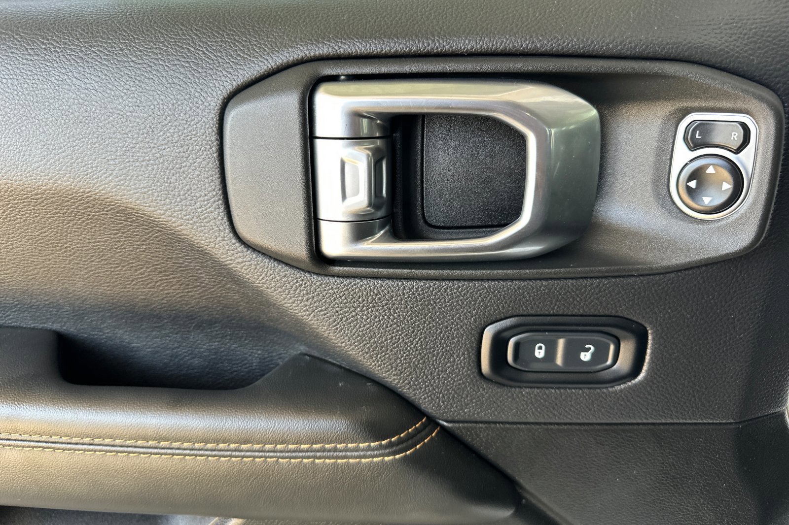 2024 Jeep Wrangler Sahara 4xe photo 11
