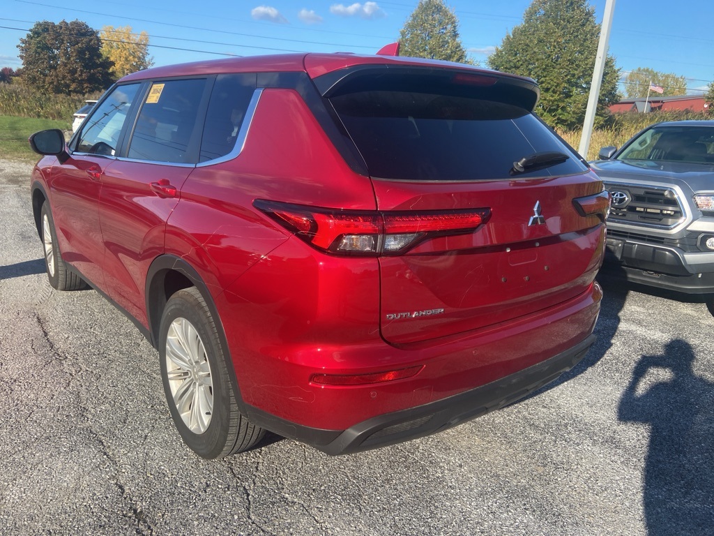 2024 Mitsubishi Outlander ES photo 3