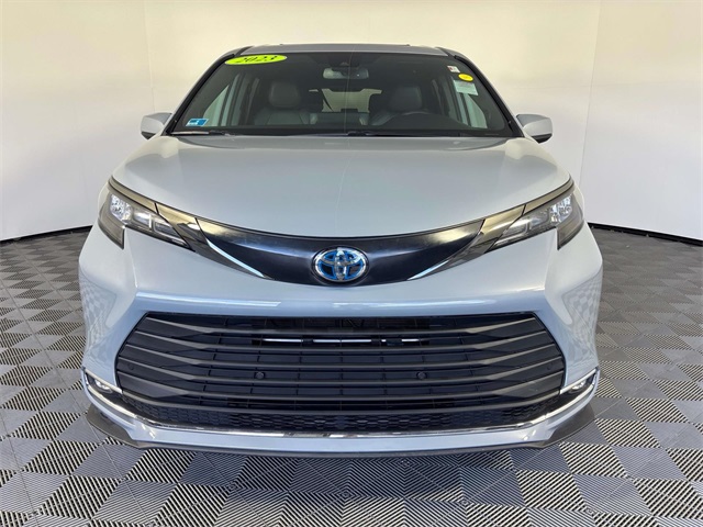 2023 Toyota Sienna Woodland Edition photo 2