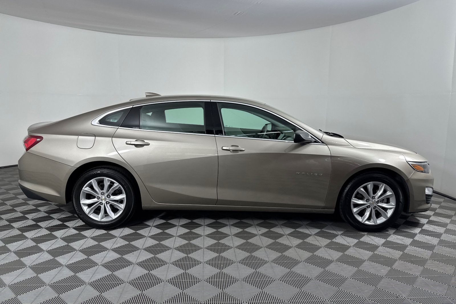 2022 Chevrolet Malibu 1LT photo 2
