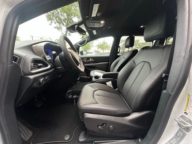 2026 Chrysler Pacifica photo 24