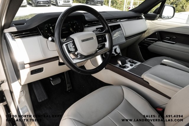 2023 Land Rover Range Rover SE photo 2