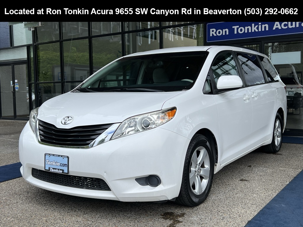 2014 Toyota Sienna LE photo 4