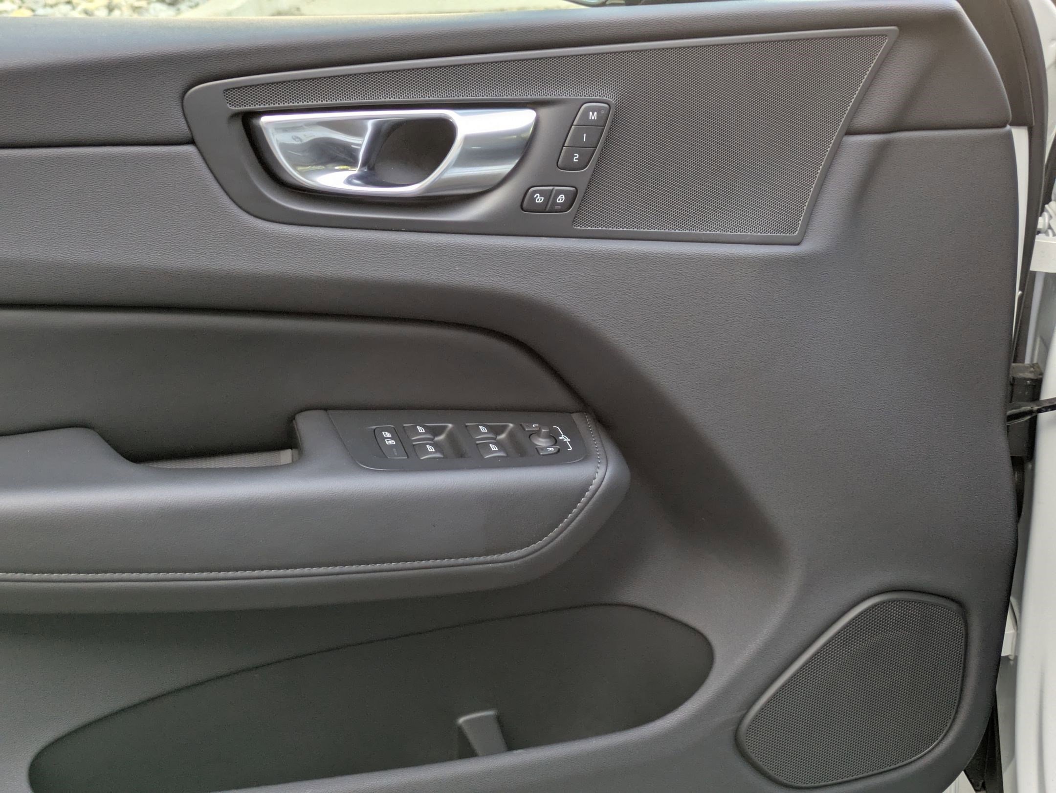 2025 Volvo XC60 Plus photo 12