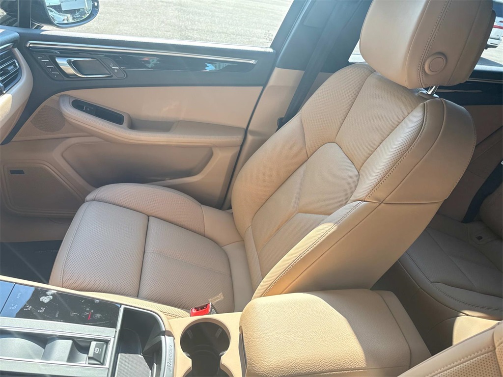 2026 Porsche Macan T photo 18