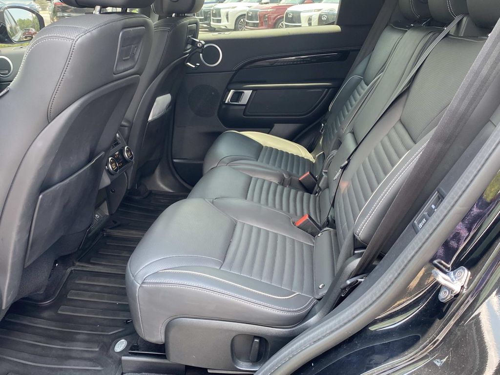 2023 Land Rover Discovery S R-Dynamic photo 9