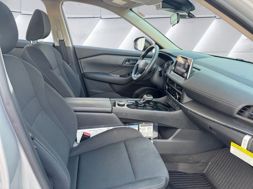 2025 Nissan Rogue S photo 12