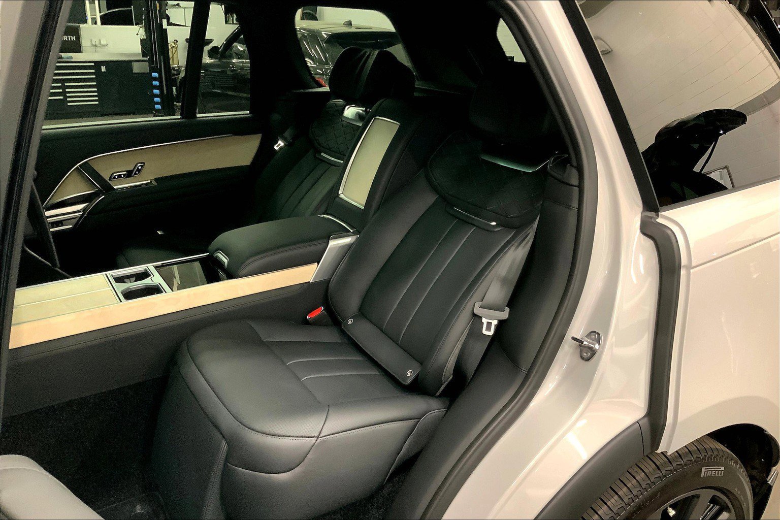 2025 Land Rover Range Rover SV photo 11