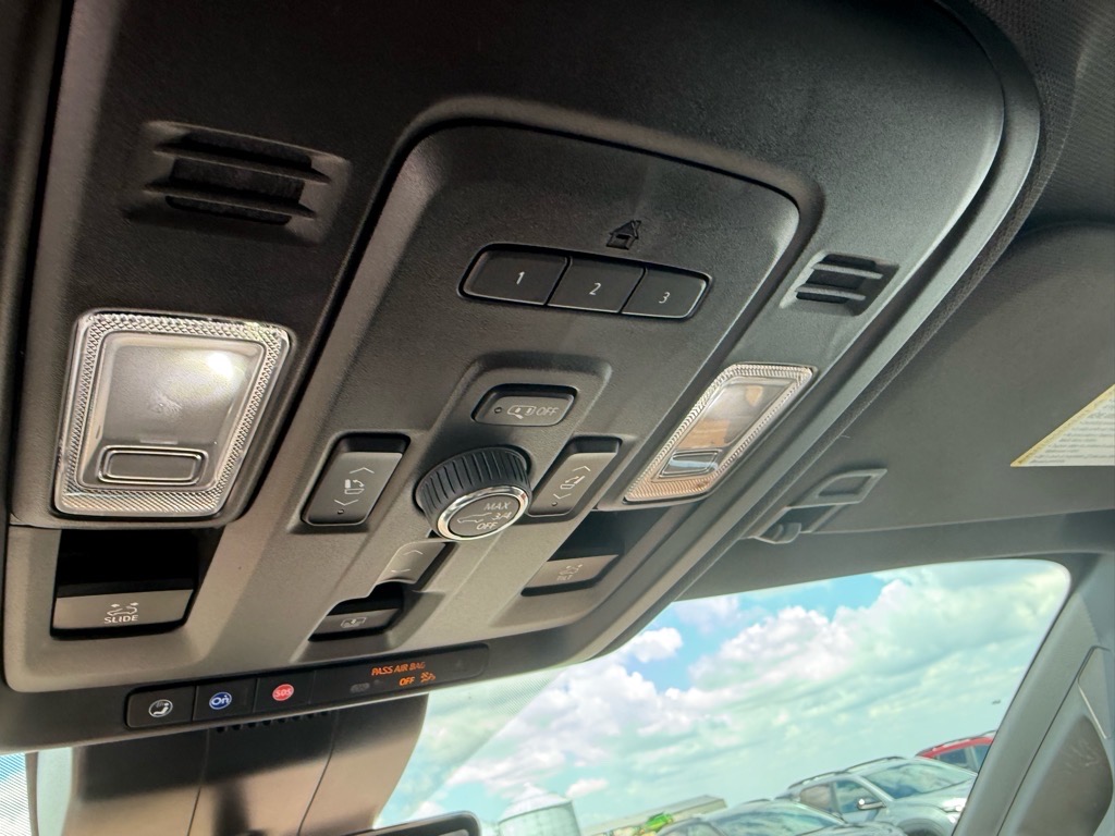 2023 Chevrolet Suburban High Country photo 21