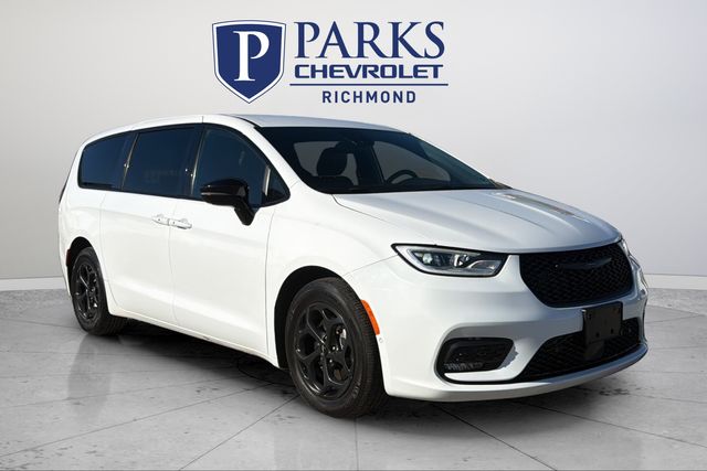 2024 Chrysler Pacifica PHEV Select's photo