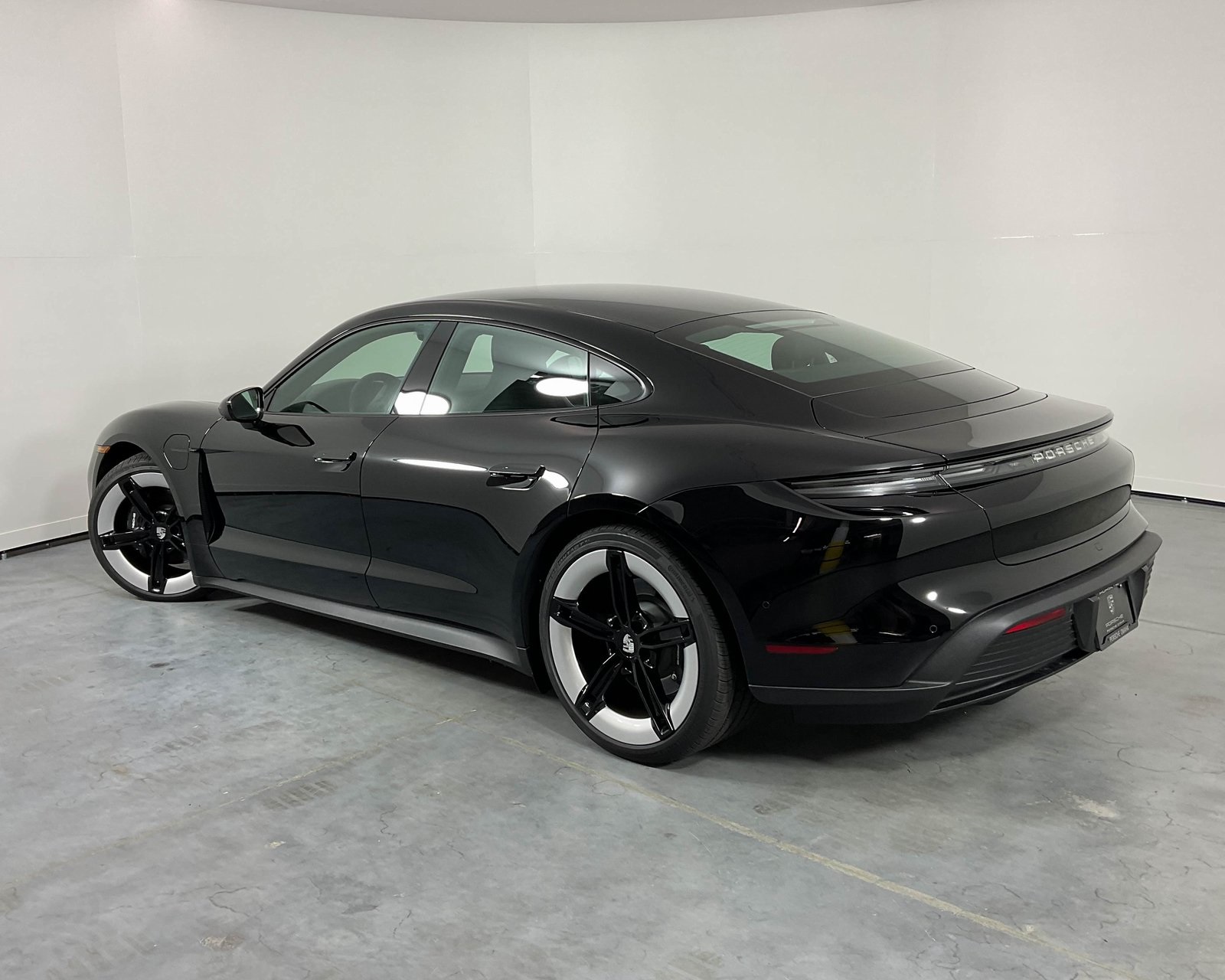 2025 Porsche Taycan photo 3