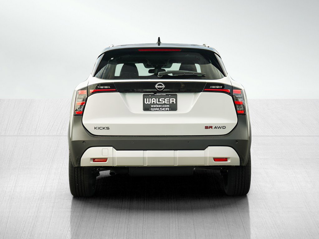 2025 Nissan Kicks SR photo 2