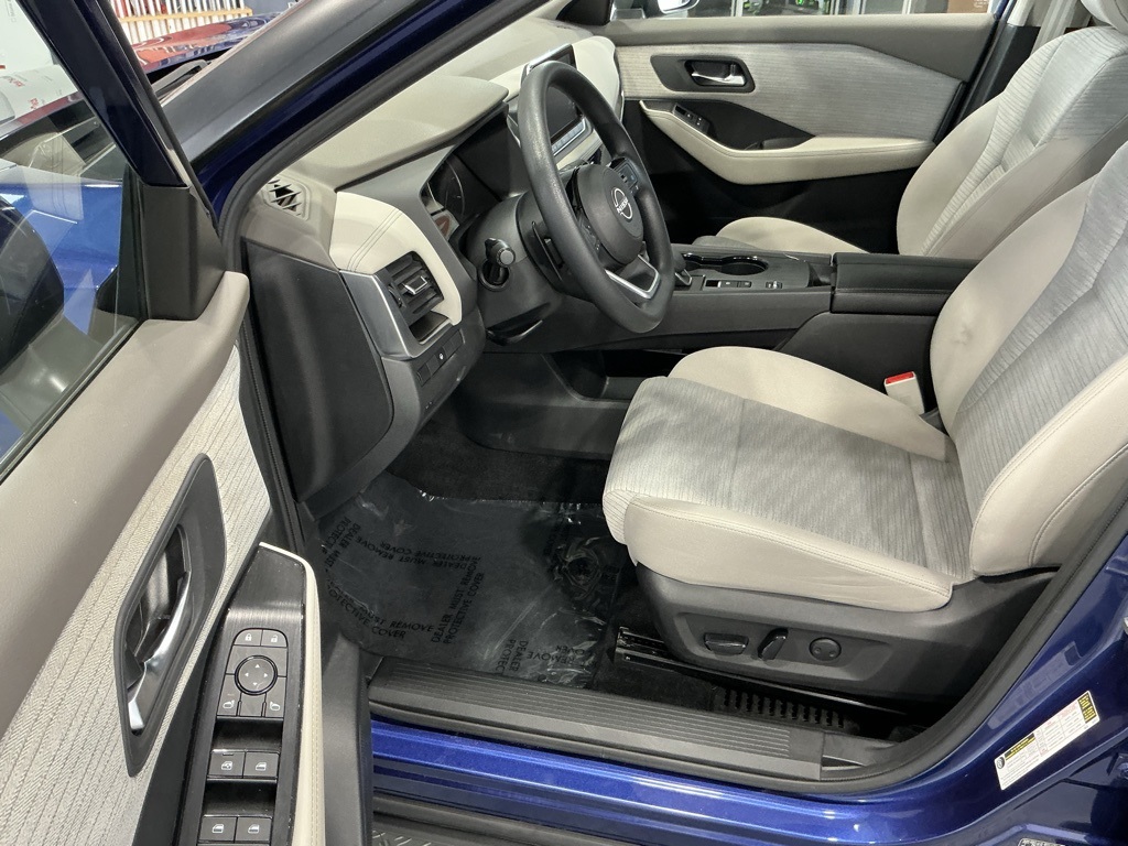 2023 Nissan Rogue SV photo 3