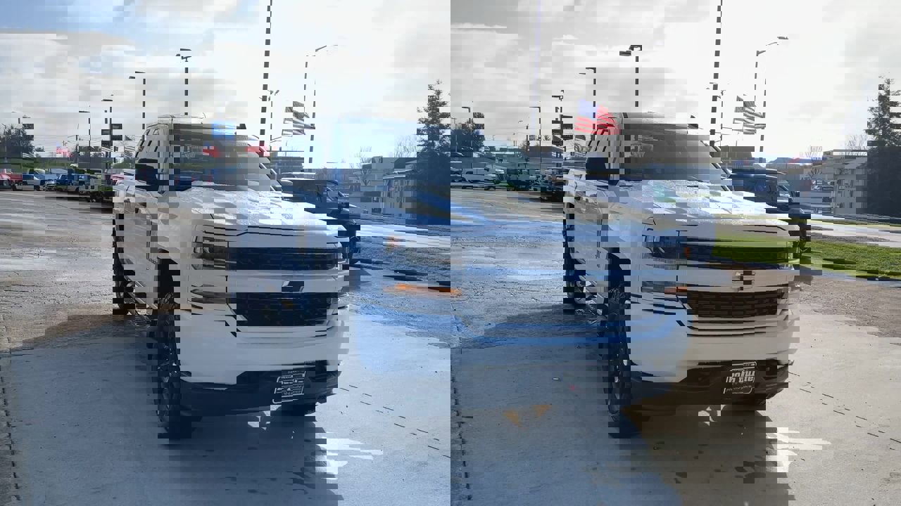 2017 Chevrolet Silverado 1500 Custom photo 3