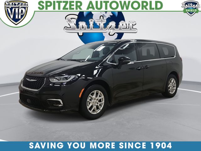 2025 Chrysler Pacifica Select's photo