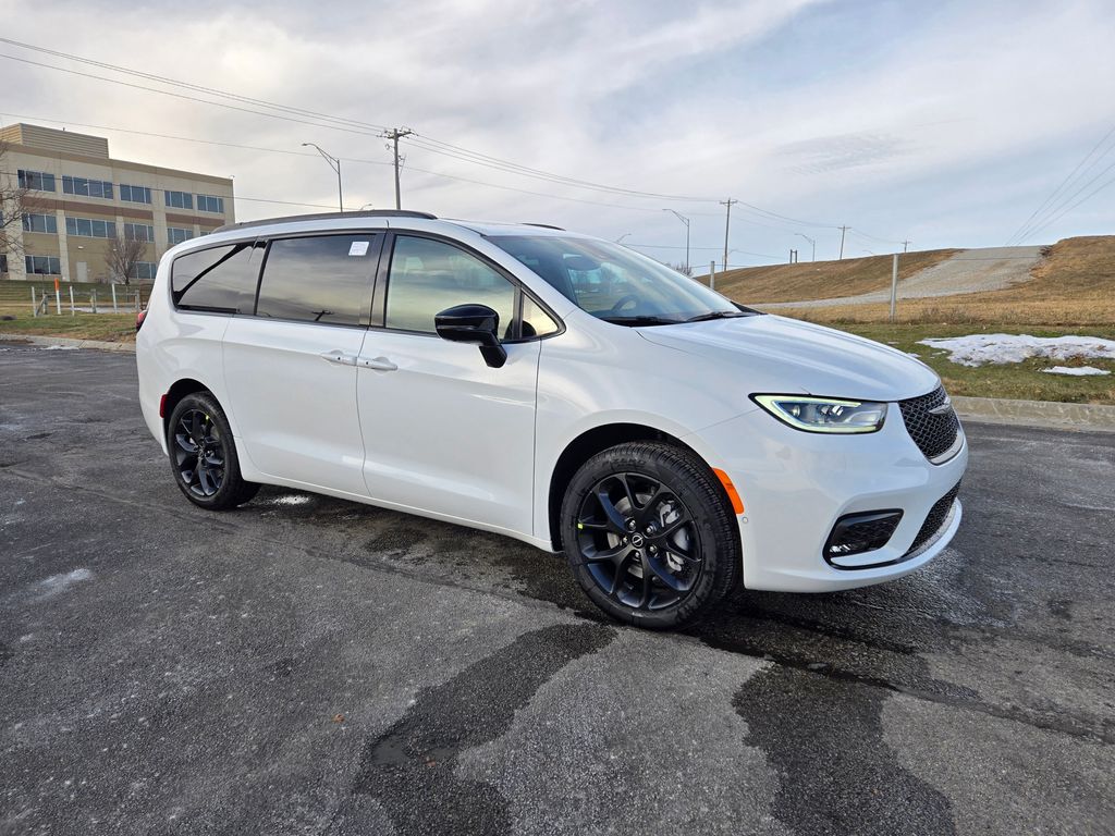 2026 Chrysler Pacifica Limited's photo