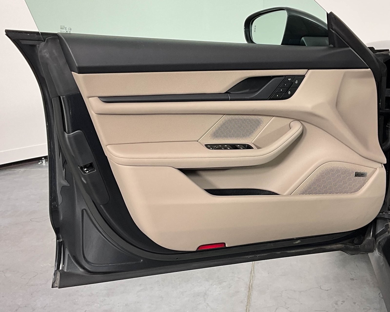 2024 Porsche Taycan photo 14
