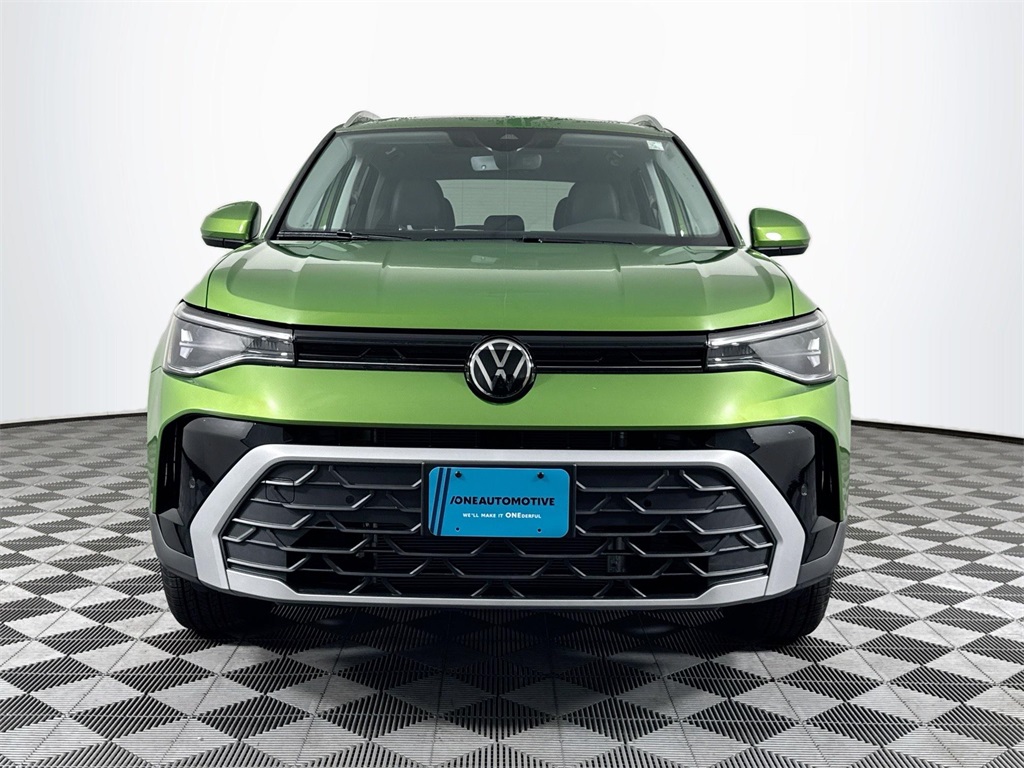 2025 Volkswagen Taos SE photo 3