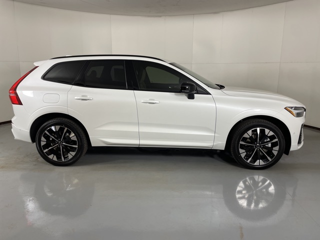 2026 Volvo XC60 Plus photo 9
