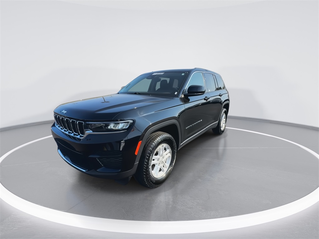 2023 Jeep Grand Cherokee Laredo photo 3