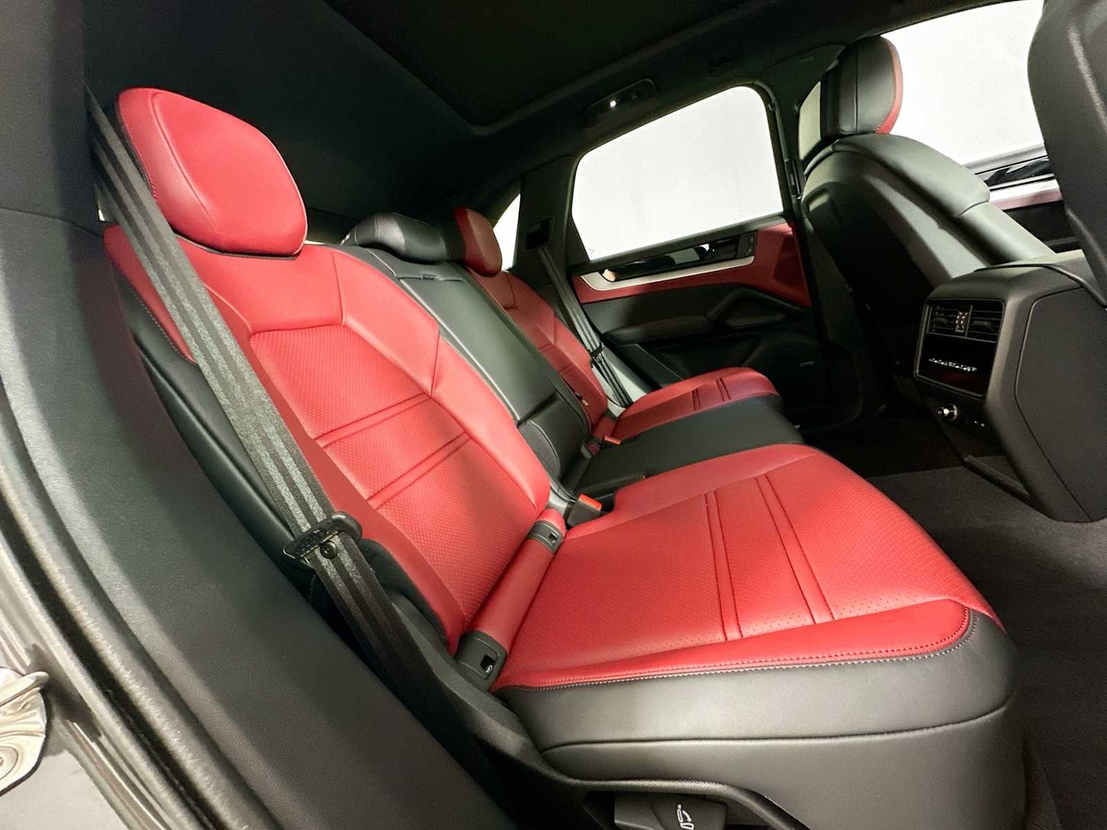 2025 Porsche Cayenne S photo 25