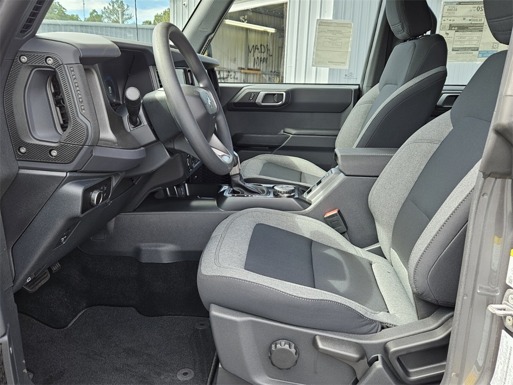 2025 Ford Bronco Base photo 5