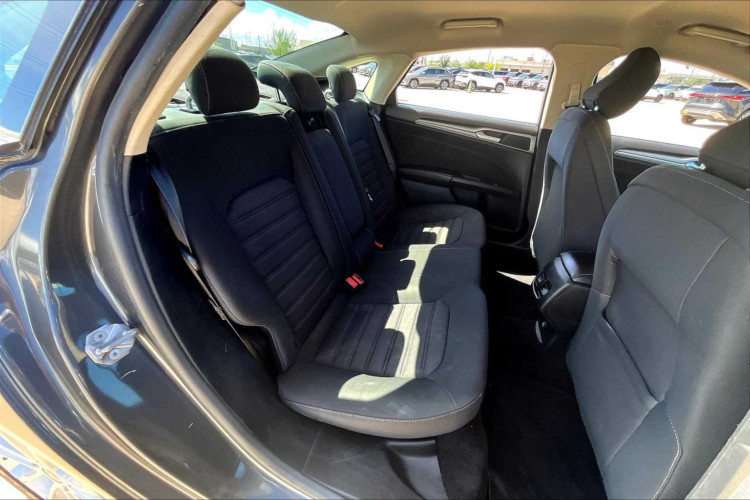 2020 Ford Fusion Hybrid SE photo 17