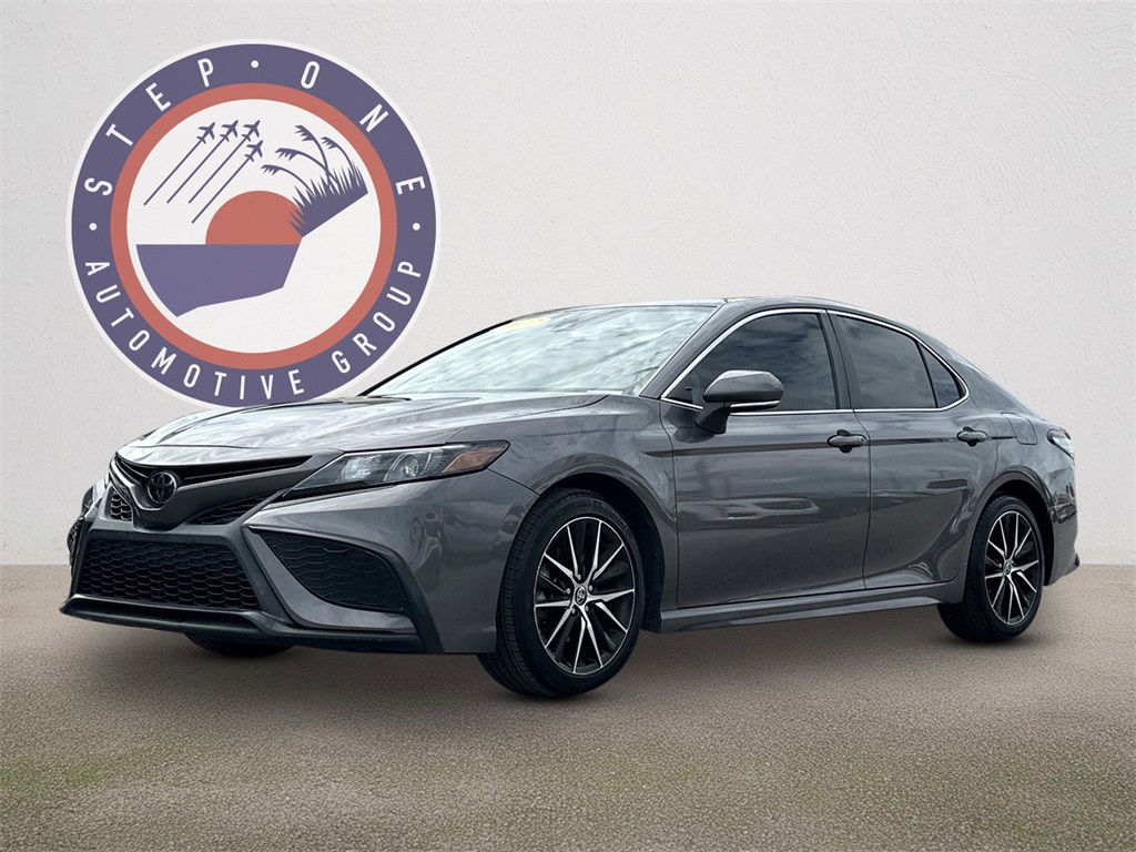 2022 Toyota Camry SE photo 2