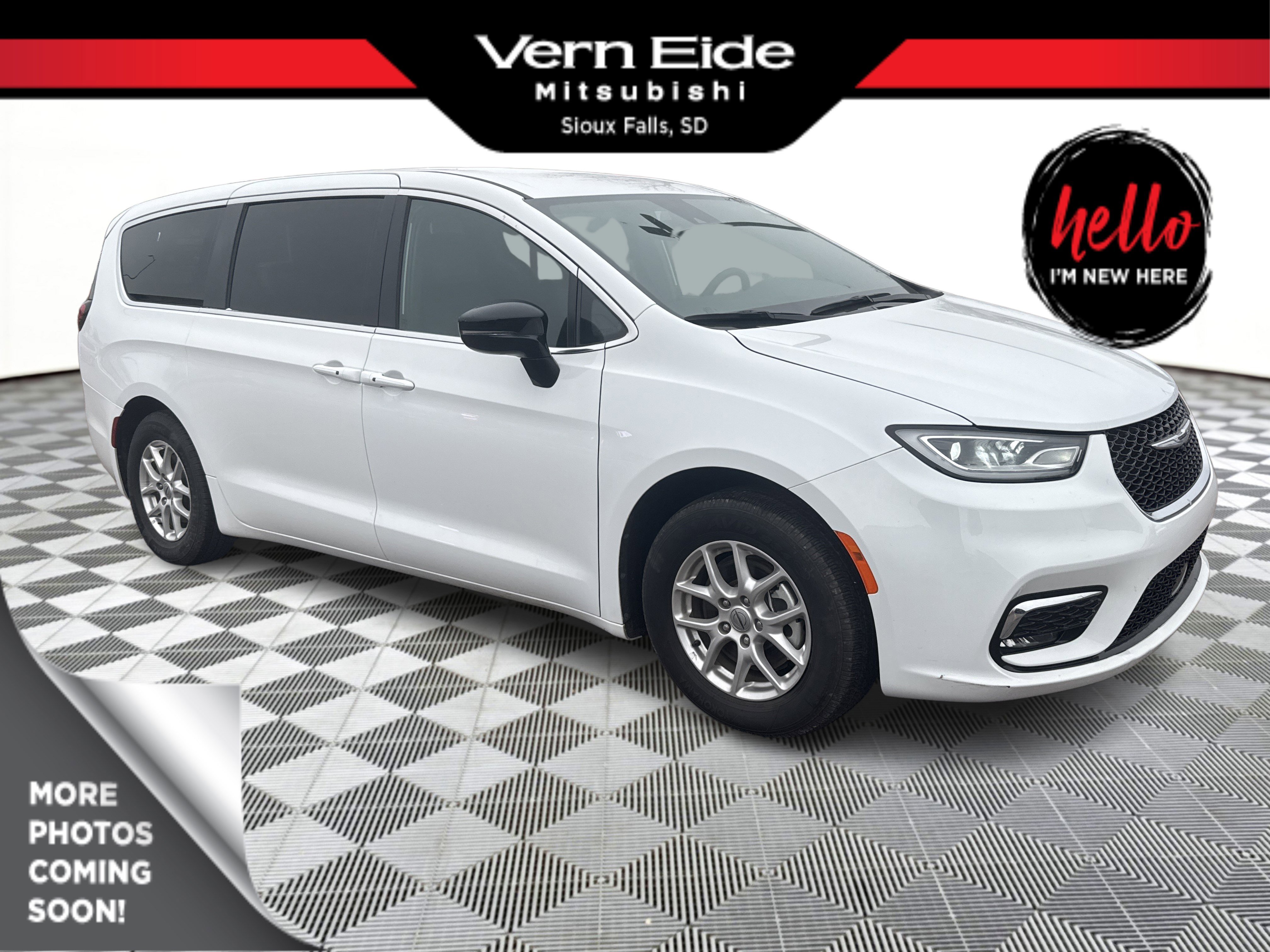 2025 Chrysler Pacifica Select's photo