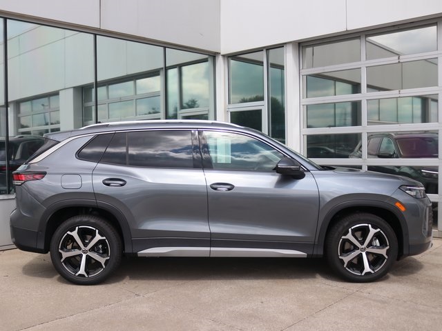 2026 Volkswagen Tiguan SE photo 3