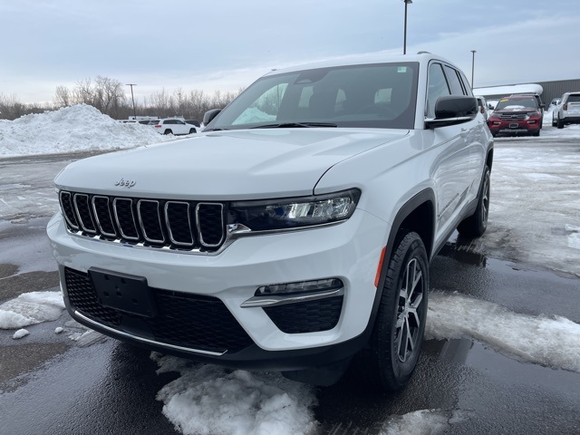 2025 Jeep Grand Cherokee Limited photo 3