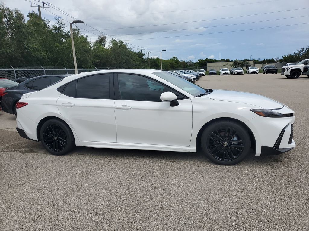 2025 Toyota Camry SE photo 4