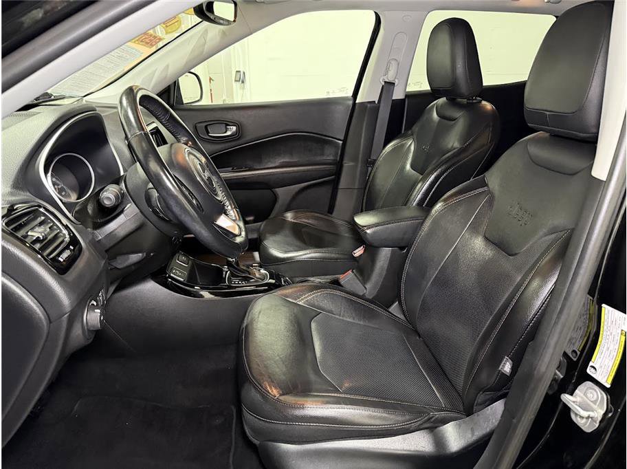 Used 2019 Diamond Black Crystal Pearlcoat Jeep Limited image 12